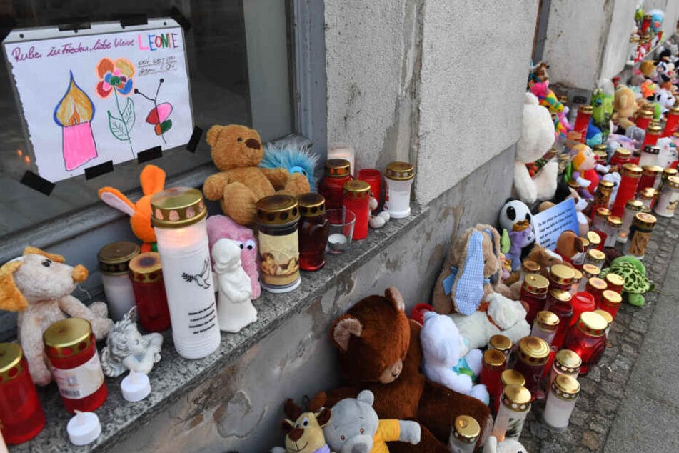 Kerzen und Plüschtiere stehen vor dem Eingang des Hauses, wo am 12. Januar 2019 die sechsjährige Leonie ums Leben kam.