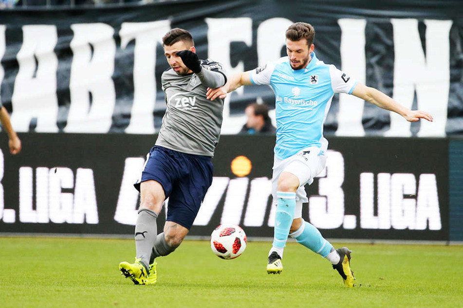 Zwickaus Davy Frick (l.) ist vor TSV-Kicker Quirin Moll am Ball.