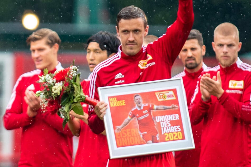 Max Kruse (33, M.) erhält im Vorfeld der Bundesliga-Partie gegen Borussia Mönchengladbach die Auszeichnung zum "Unioner des Jahres" und wird von seinen Mannschaftskameraden gefeiert.