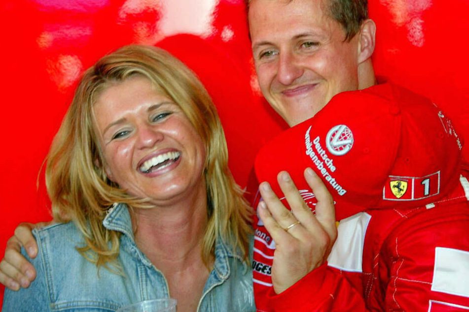 2002: Corinna und Michael Schumacher nach einem Rennen in Frankreich.
