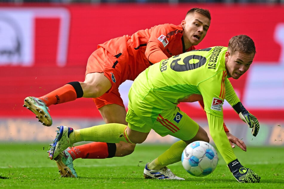 HSV-Keeper Matheo Raab (25, r.) offenbarte gegen Paderborn Schwächen mit dem Ball am Fuß. Unter anderem unterlief ihm ein folgenschwerer Fehlpass.