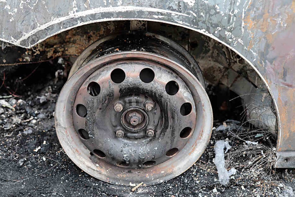 Der BMW fing während der Fahrt Feuer und wurde stark beschädigt. (Symbolbild)