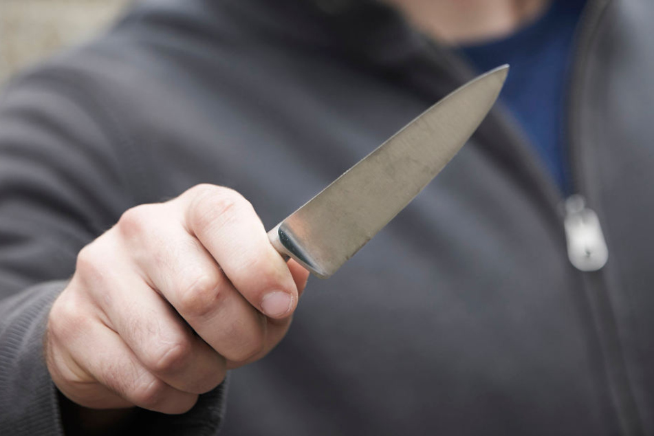 Mit einem Messer bedrohte der Mann den Jungen.