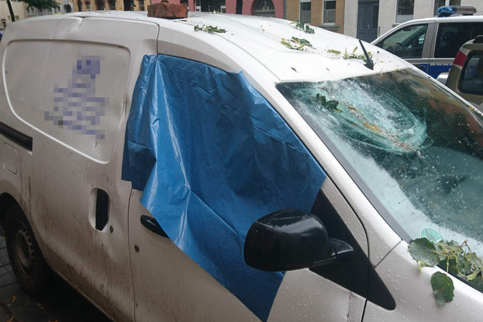 Die herabfallenden Ziegelsteine zerstörten den Transporter.