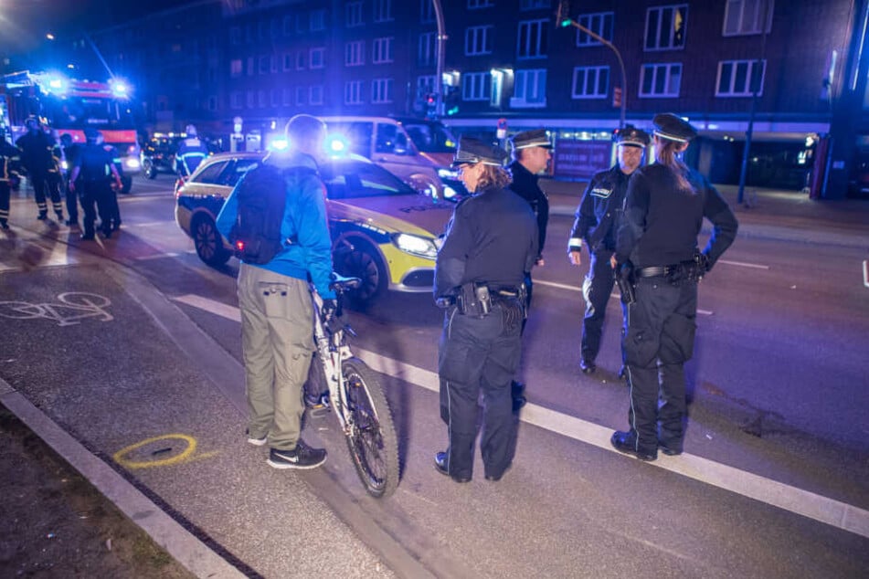 Scheinbar war auch ein Fahrradfahrer in den Unfall involviert. Dre junge Mann kam aber offenbar mit viel Glück unverletzt davon.