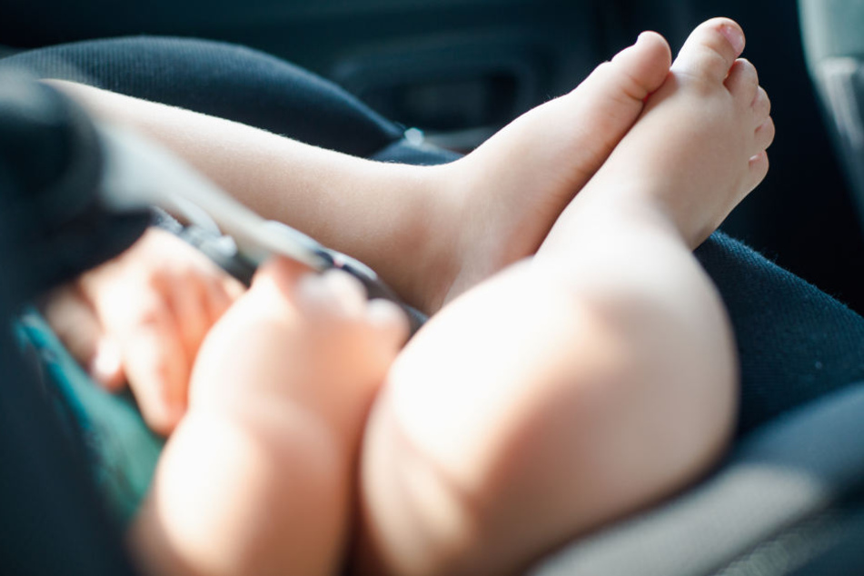 Die Frau hielt die Babyschale fest. (Symbolbild)