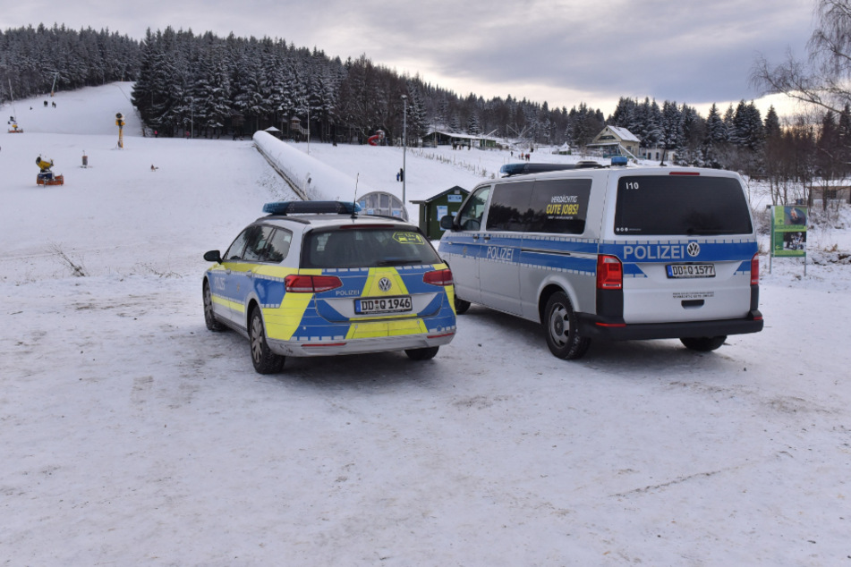 Schluss mit Skispaß! Die Polizei räumte den Parkplatz und somit auch den Rodelhang.