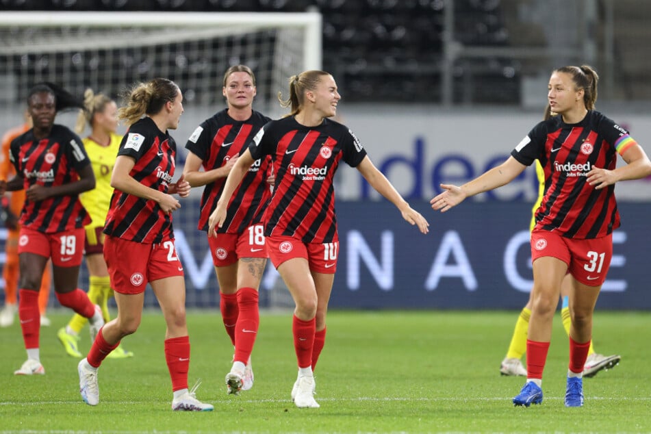 Die Vorfreude der Eintracht-Frauen um Kapitänin Tanja Pawollek (24, r.) auf das Champions-League-Duell gegen den großen FC Barcelona ist riesig.