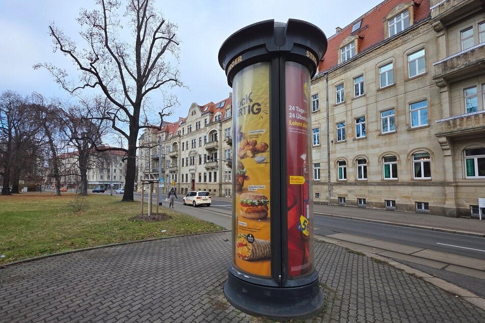 Diese moderne Litfaßsäule am Nürnberger Ei ist einer von 26.000 Werbeträgern in Dresden.
