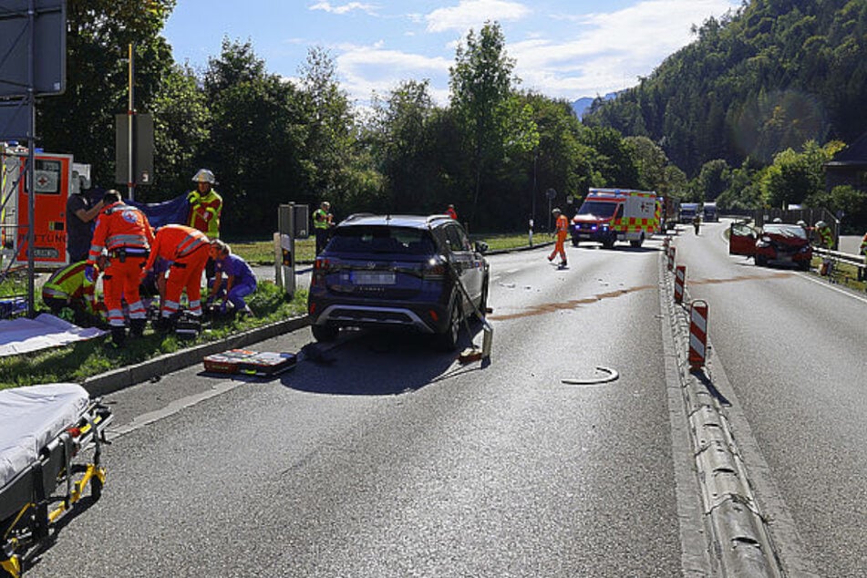Der VW (l.) und der Opel stießen frontal auf der B20 zusammen.