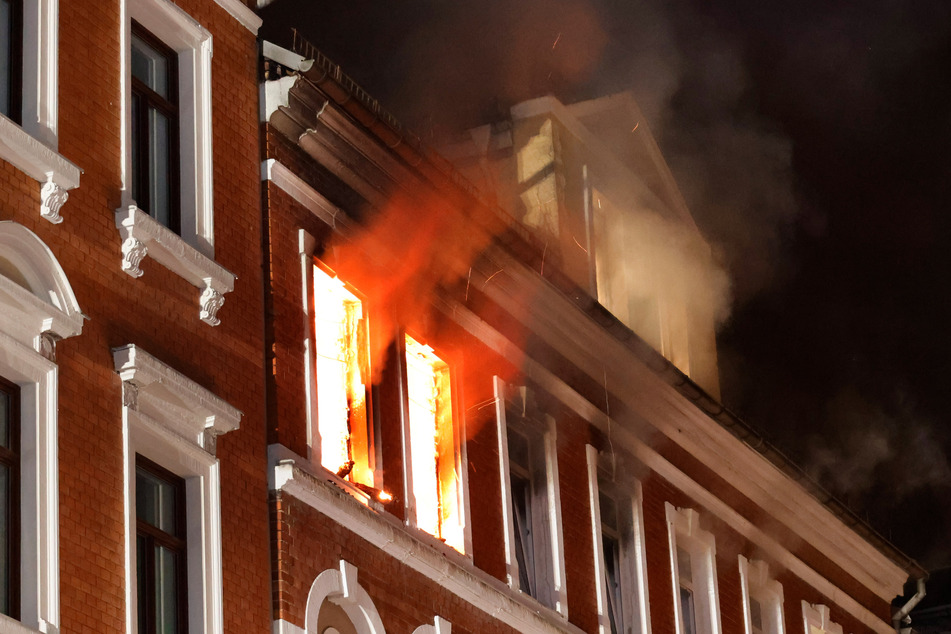 Flammen schossen aus den Fenstern: Ein Bewohner überlebte den schweren Brand nicht.