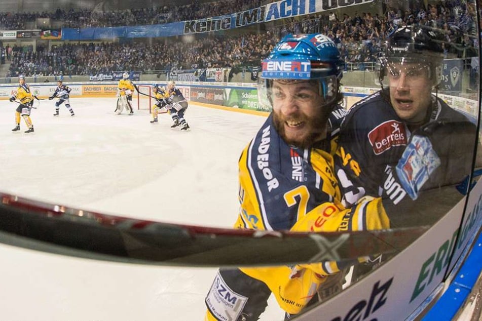 Duell an der Bande: Ville Hämäläinen (re.) gegen Nick Bruneteau.