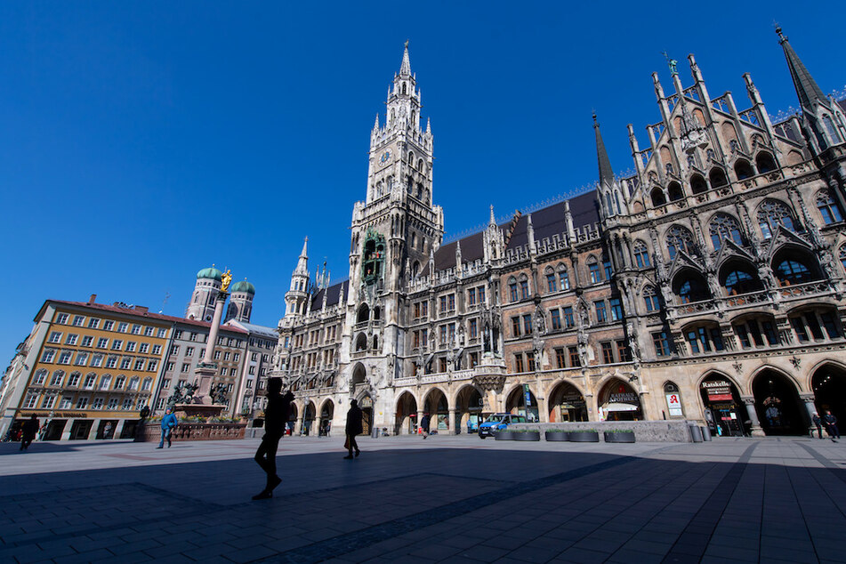 Nur wenige Passanten laufen über den Marienplatz in der Innenstadt.