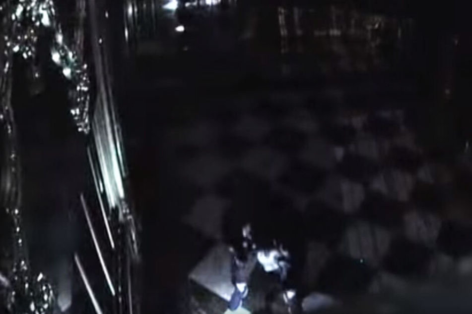 Im Überwachungsvideo sieht man, dass der Juwelendieb die Hose in die Socken gestopft hat.