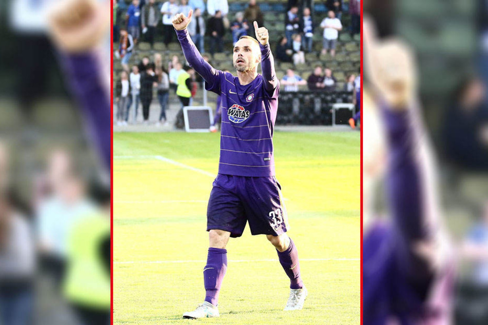 Daumen hoch! So verabschiedete sich Christian Tiffert nach der Relegation bei den Auer Fans.