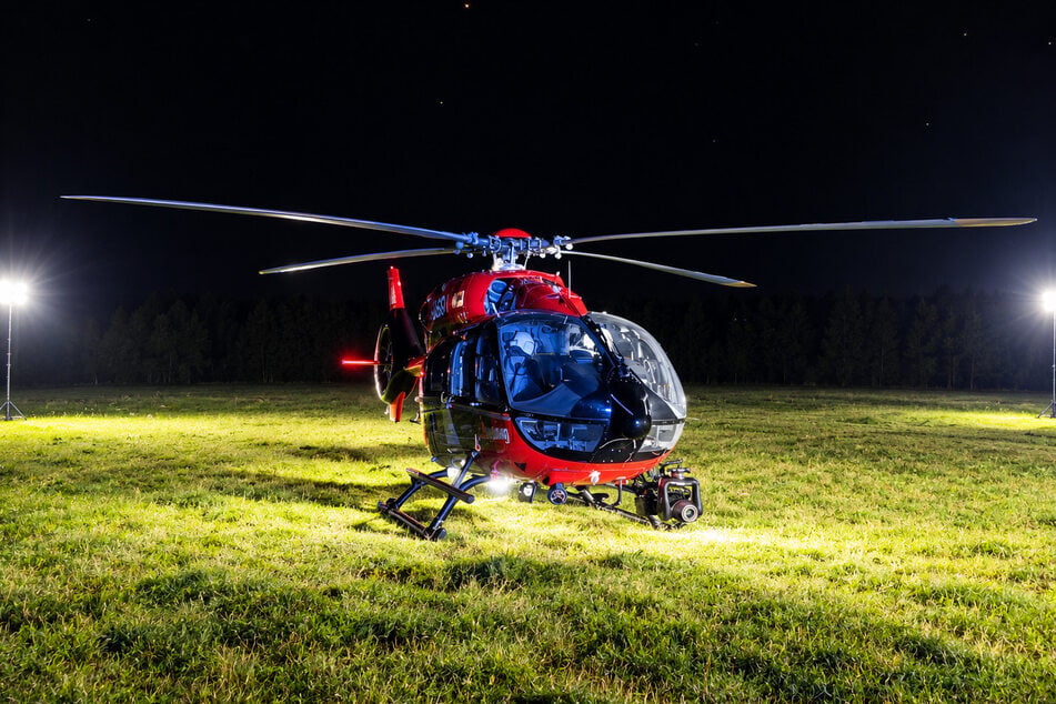 Ein Rettungshubschrauber war im Einsatz und flog das schwer verletzte Mädchen (12) in ein Krankenhaus.