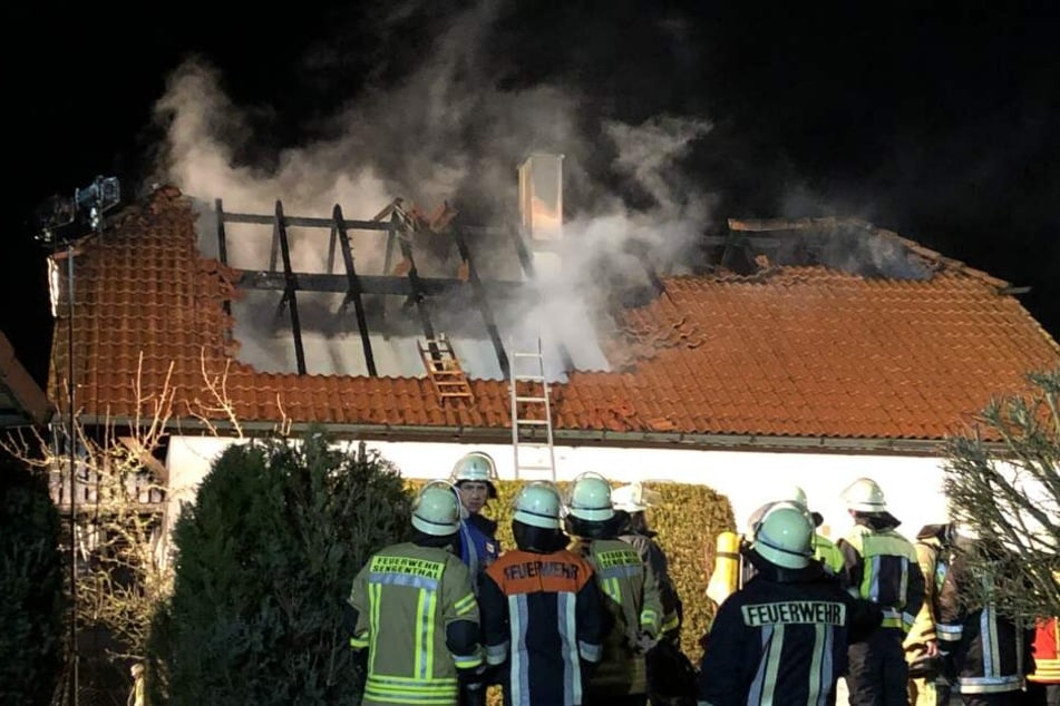 Die Feuerwehr konnte den Dachstuhl erst betreten, als das Feuer gelöscht war.