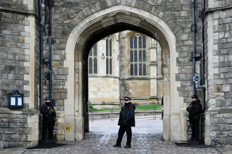 Polizisten bewachen den Eingang zu Schloss Windsor.