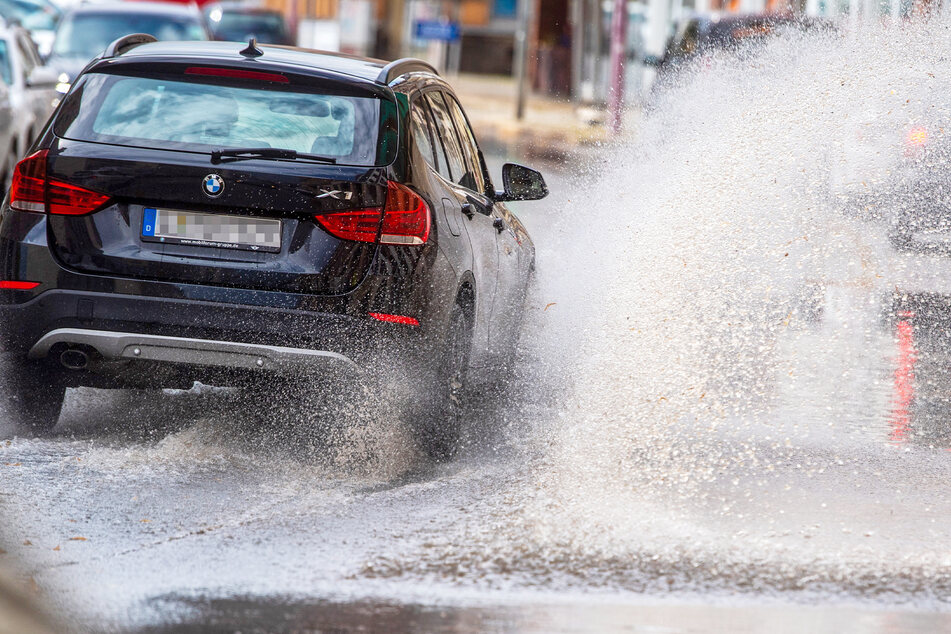 Nach heftigen Regenschauern mussten die Autos in Chemnitz auf der Limbacher Straße durch eine große Wasserlache fahren. Die Kanalisation war mit dem Abtransport der Wassermassen für den Moment überfordert.