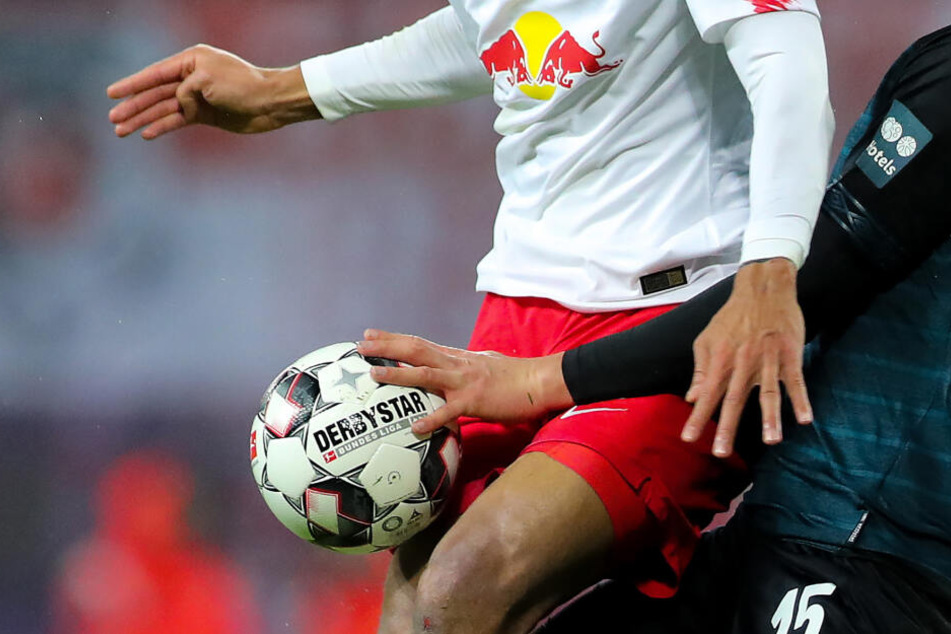 Entscheidungen bleiben umstritten: Zur Saison 2019/20 wurde die Handspielregel in der Liga angepasst (Symbolbild).