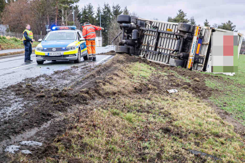 Der Anhänger ist auf einem Feld gelandet.