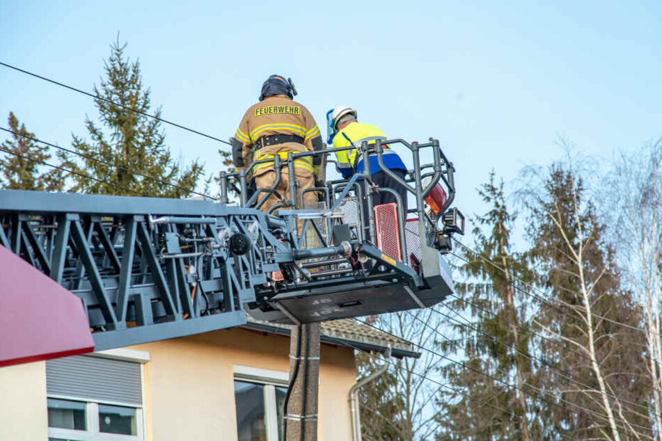Bevor der Mast umgelegt werden konnte, musste eine Stromleitung entfernt werden.