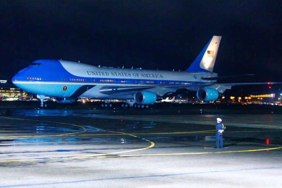 Um 17.51 Uhr setzt die Air Force One des scheidenden Präsidenten in Tegel auf.