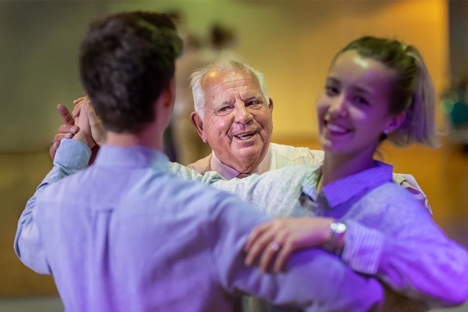 Jürgen Schimmel (77) bringt Paaren schon seit 60 Jahren das Tanzen bei.