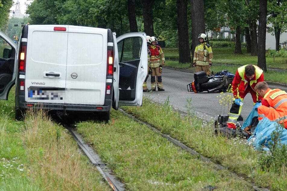 Ein Opel-Kleintransporter knallte mit einem Motorrad zusammen.