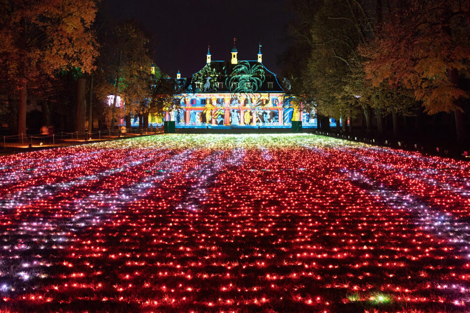 Hell erleuchtet ist das Bergpalais in Dresdens Schloss und Park Pillnitz. Die Beleuchtung ist Teil des Lichterspektakels "Christmas Garden".