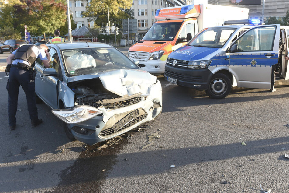 Die beteiligten Autos wurden bei dem Zusammenstoß teils schwer beschädigt.