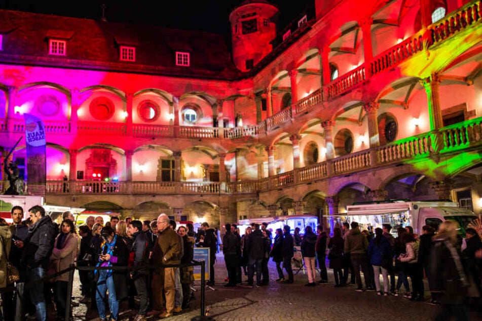 Menschen besuchen bei der Langen Nacht der Museen vor zwei Jahren das bunt angestrahlte Landesmuseum Baden-Württemberg.