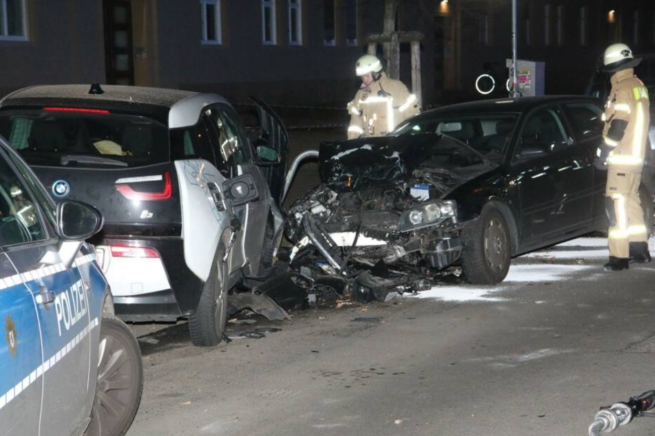 Ein junger Mann ist am frühen Samstagmorgen in Berlin-Friedrichshain in fünf parkende Autos gekracht.