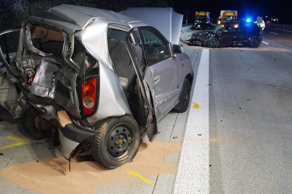 Die Autos wurden bei dem Unfall sehr stark beschädigt.