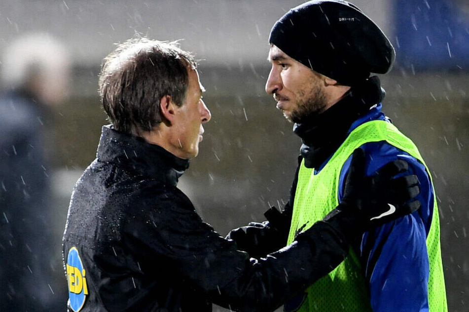 Jürgen Klinsmann spricht auf dem Trainingsplatz mit Marko Grujic.