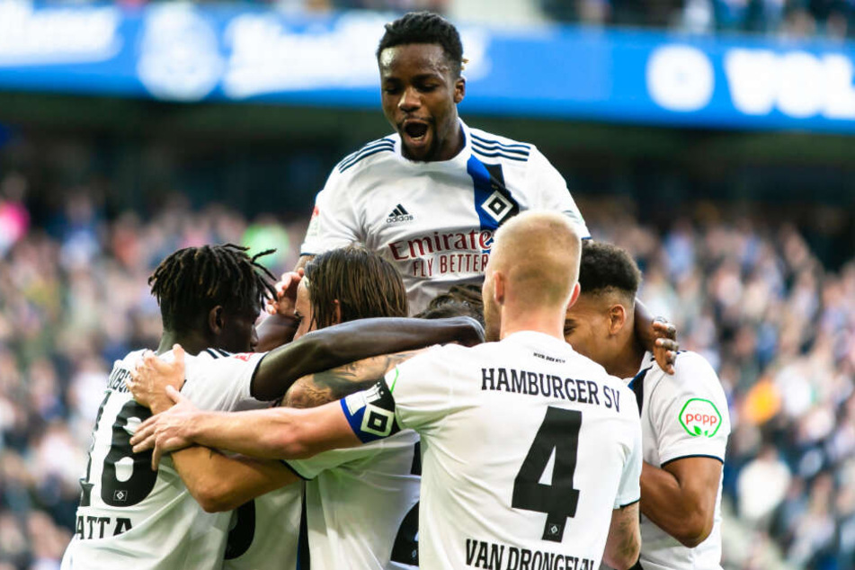 Gemeinsam mit seinen Teamkollegen freute sich der 21-Jährige (links) über einen Treffer.