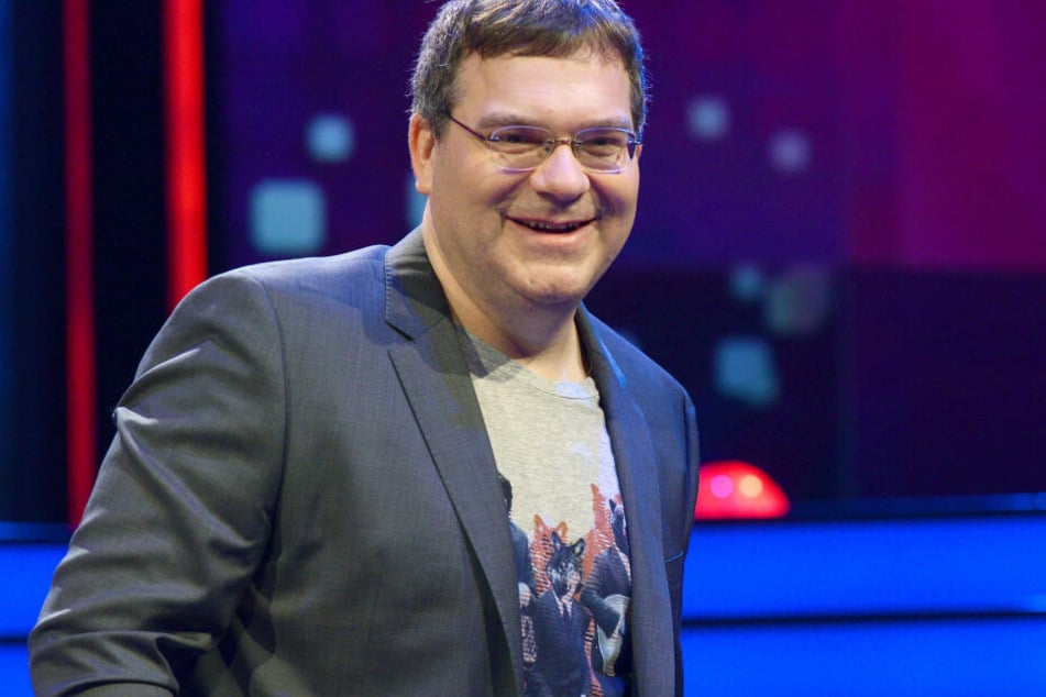 Moderator Elton freute sich mit dem neuen Sieger.