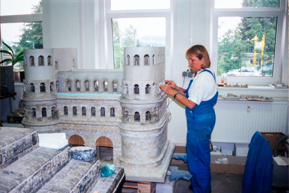 Einblick ins Handwerk: Seit vielen Jahren ist Antje Hempel die gute Seele in der Schauwerkstatt der Miniwelt.