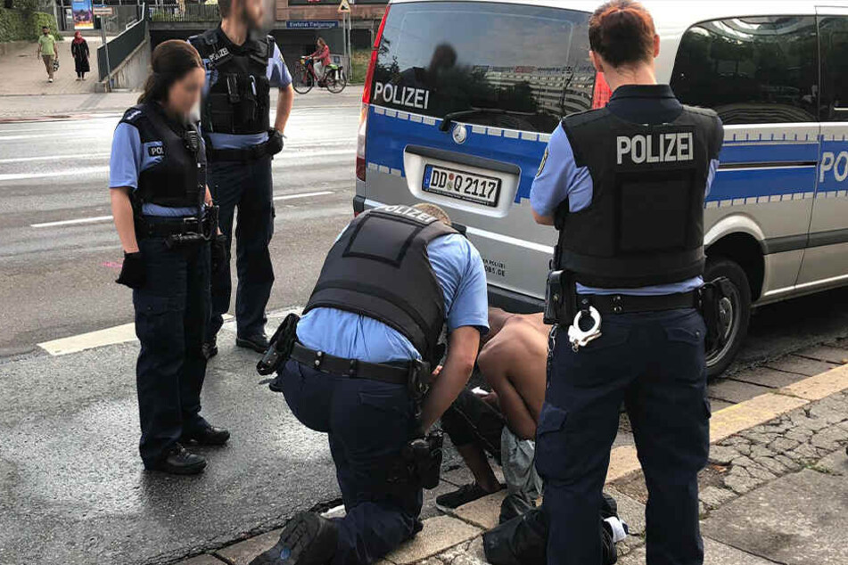 Zwei Täter sollen auf den jungen Mann eingeschlagen haben.