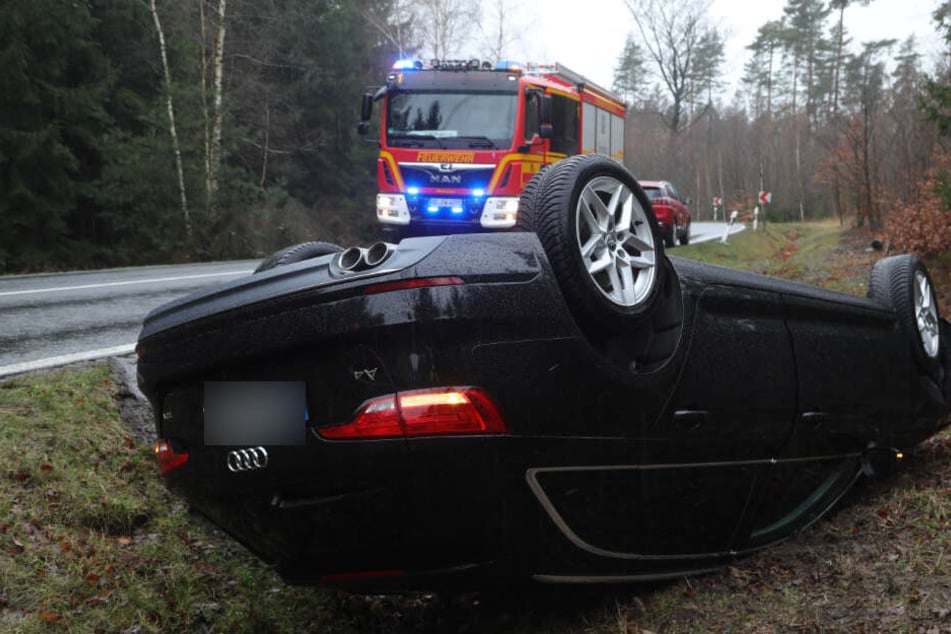 Auto landet in Dresdner Heide im Straßengraben