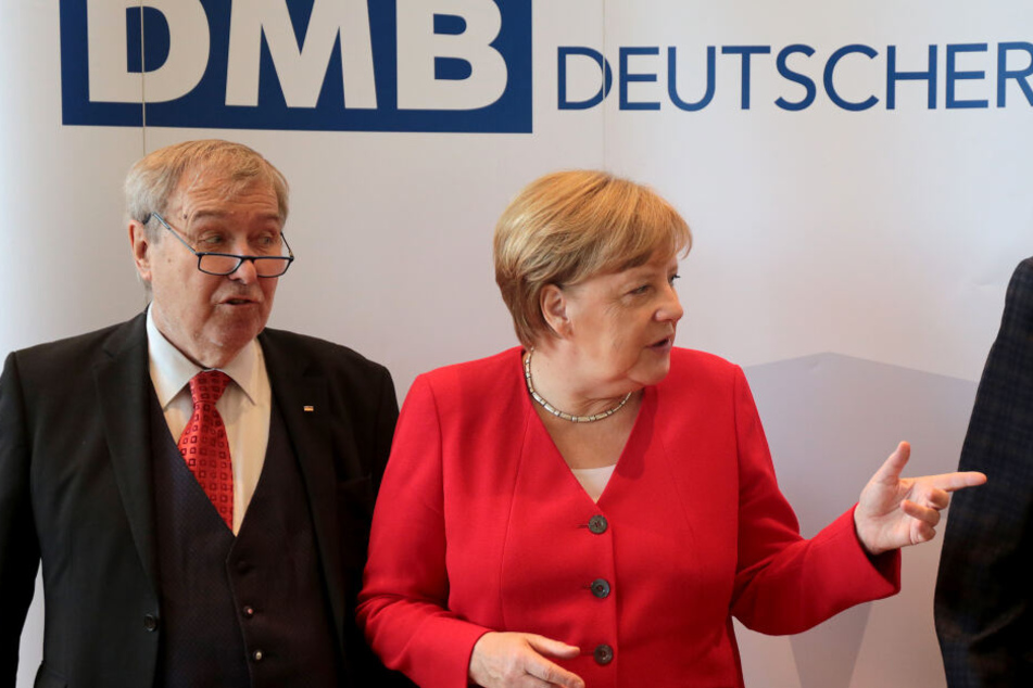Angela Merkel (CDU), Bundeskanzlerin, steht auf der Jahrestagung des Deutschen Mieterbundes neben Franz-Georg Rips, Präsident des Deutschen Mieterbundes.
