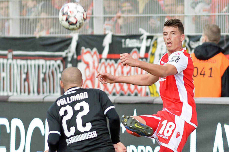 Nicolai Rapp (r., vor dem Sandhausener Korbinian Vollmann am Ball) kommt beim 1. FC Union Berlin aktuell gar nicht zum Zug.