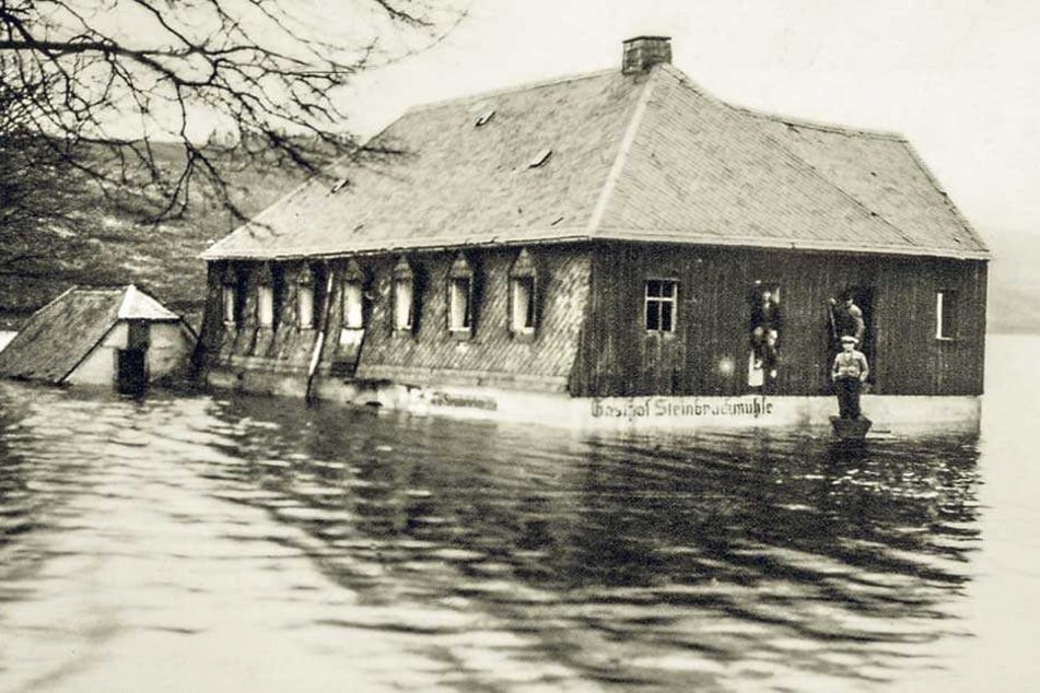 Einige Monate früher als geplant flutete im Januar 1932 das Wasser den Ort Steinbrückmühle. Die letzten Bewohner mussten mit einem Floß evakuiert werden.