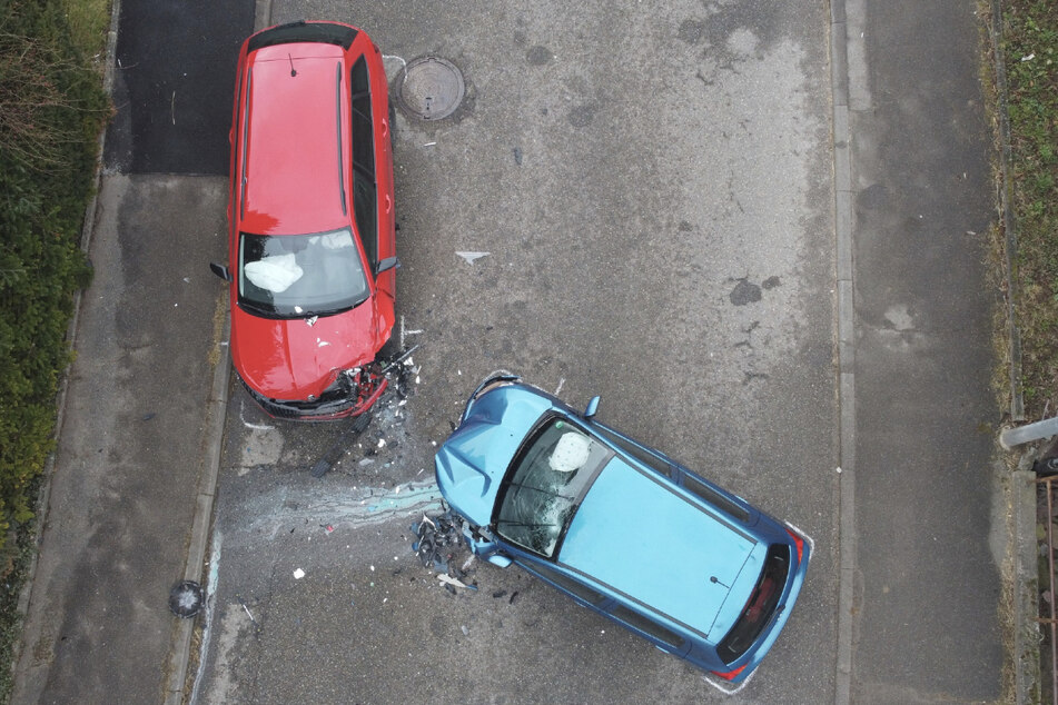 Nach dem Unfall stehen beide Autos auf der Straße. Vermutlich kam es aufgrund von Sekundenschlaf zum Zusammenstoß.