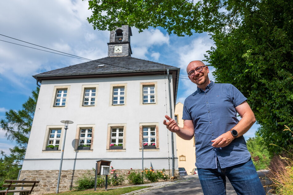 In der alten Schule von Altenhain hält Ortsvorsteher Marco Gerlach (45) dienstags seine Bürgersprechstunden.