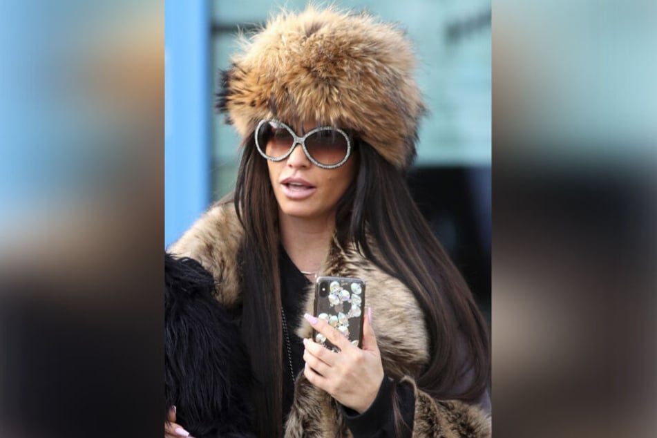 Mit Smartphone und Pelzmantel: Ex-Boxenluder Katie Price muss ihren hohen Lebensstil nun deutlich einschränken.