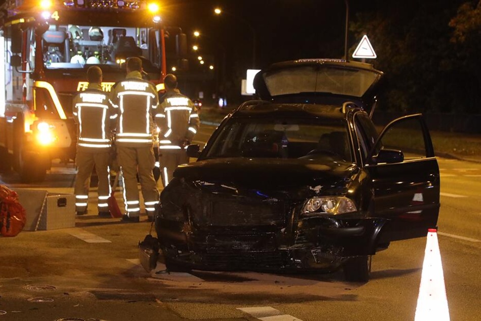 Einer der Unfallwagen war ein schwarzer VW Passat.
