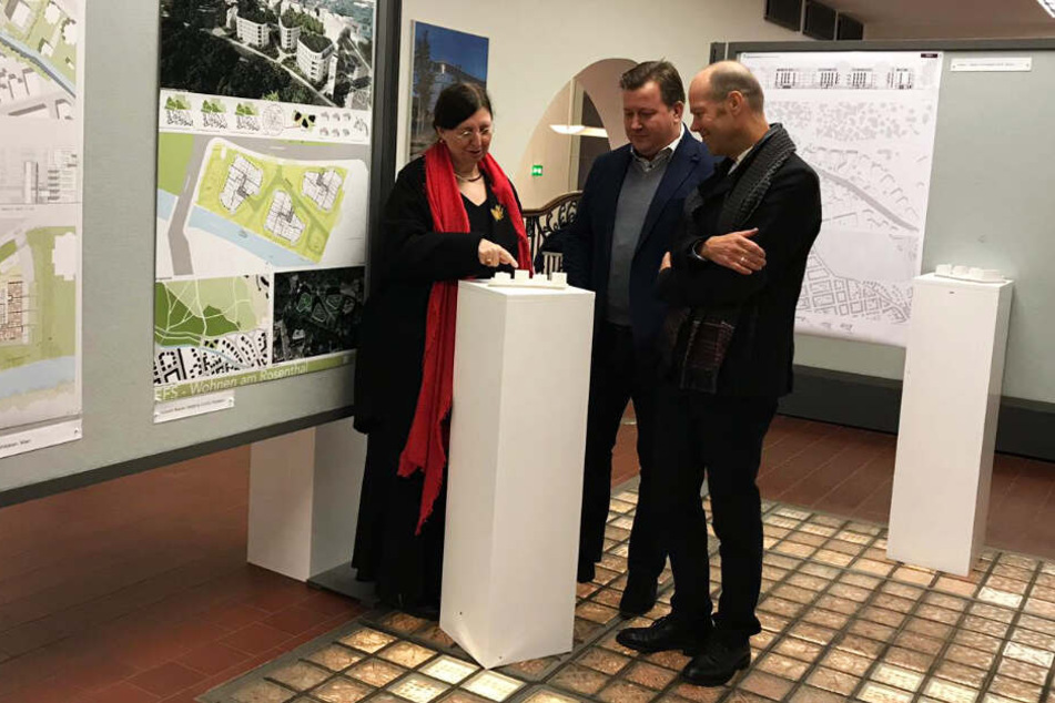 Baubürgermeisterin Dorothee Dubrau, Projektentwickler Marco Simon und Architekt Gunnar Volkmann vor dem Modell des neuen Wohnviertels.