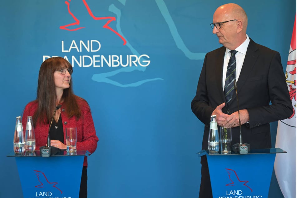 Ministerpräsident Dietmar Woidke (63) hat den Rücktritt von Innenministerin Katrin Lange (53, beide SPD) mit Bedauern zur Kenntnis genommen.