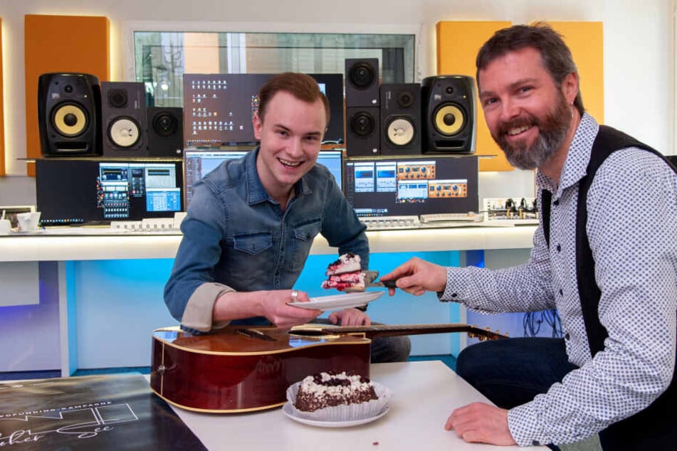 Gemeinsam mit Produzent Norman Kreßler (40) lässt sich Toni die Geburtstagstorte schmecken.